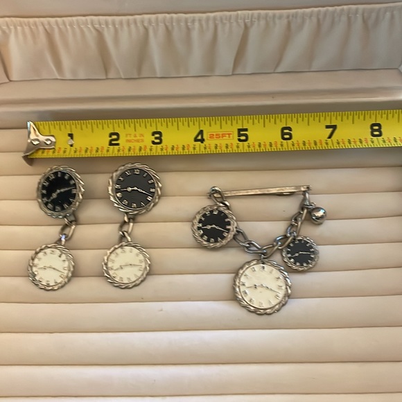 Vintage estate, jewelry, clock earrings, and the clock brooch set - Picture 7 of 8